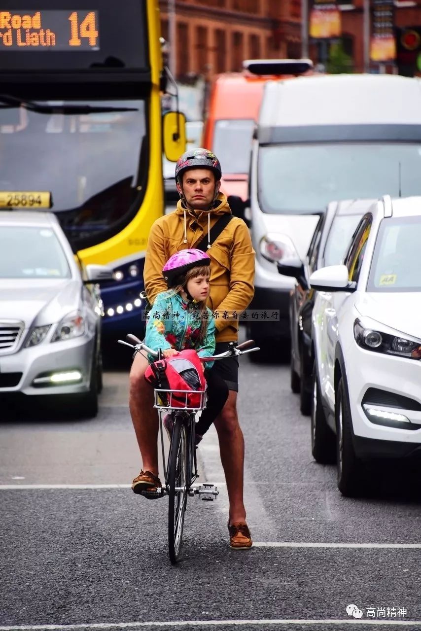 英勇的瞬间,骑车小伙舍己护娃的温暖故事 英勇的瞬间,骑车小伙舍己护娃的温暖故事